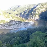 Confortable De Entre Nimes, Le Pont Du Gard, Uzes, Arles, Avignon 4*