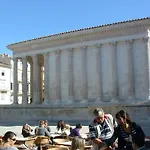 Confortable De Entre Nimes, Le Pont Du Gard, Uzes, Arles, Avignon