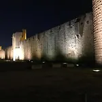 Confortable De Entre Nimes, Le Pont Du Gard, Uzes, Arles, Avignon 4*