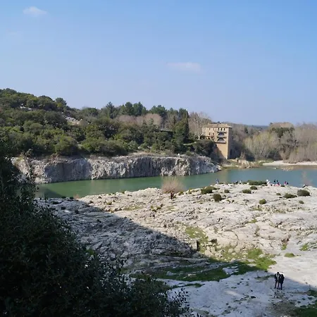 Confortable De Entre Nimes, Le Pont Du Gard, Uzes, Arles, Avignon