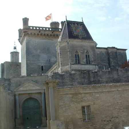 Confortable De Entre Nimes, Le Pont Du Gard, Uzes, Arles, Avignon