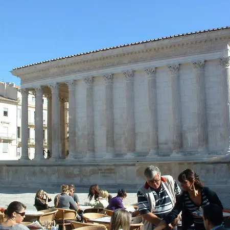 Confortable De Entre Nimes, Le Pont Du Gard, Uzes, Arles, Avignon