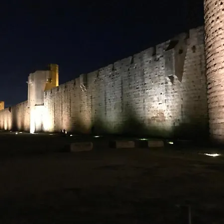 Confortable De Entre Nimes, Le Pont Du Gard, Uzes, Arles, Avignon 4*