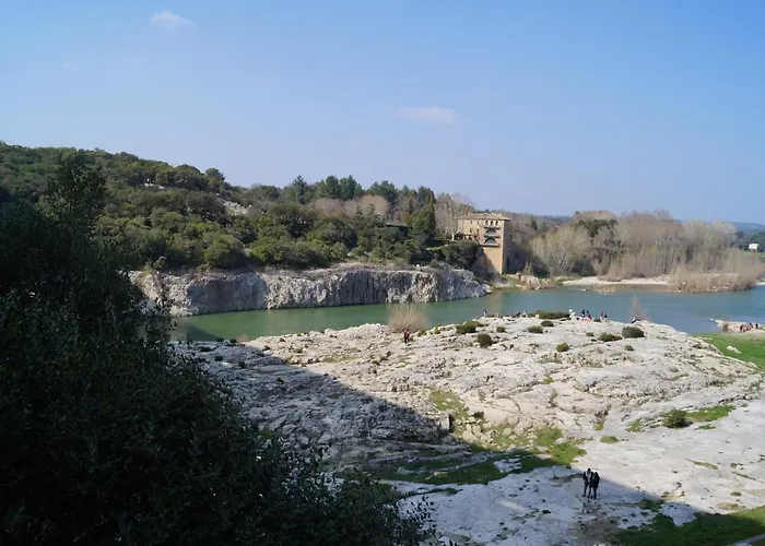 Confortable De Entre Nimes, Le Pont Du Gard, Uzes, Arles, Avignon