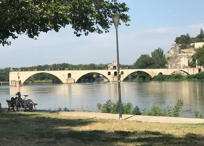 Confortable De Entre Nimes, Le Pont Du Gard, Uzes, Arles, Avignon 4*