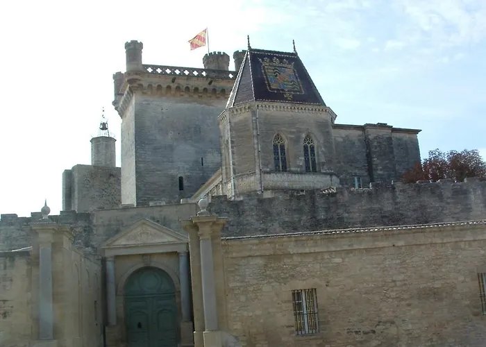 Confortable De Entre Nimes, Le Pont Du Gard, Uzes, Arles, Avignon