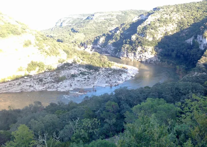 Confortable De Entre Nimes, Le Pont Du Gard, Uzes, Arles, Avignon 4*