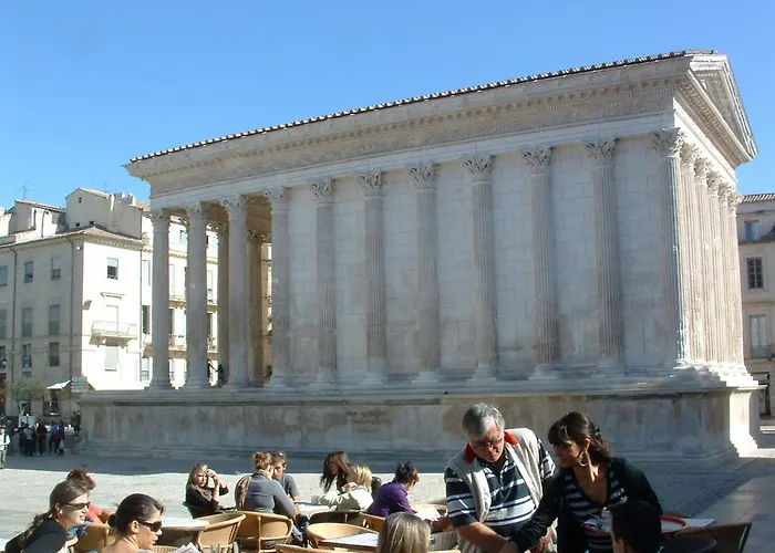 Confortable De Entre Nimes, Le Pont Du Gard, Uzes, Arles, Avignon