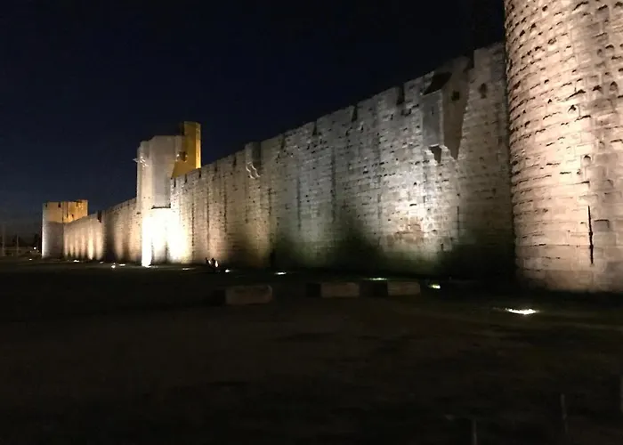 Confortable De Entre Nimes, Le Pont Du Gard, Uzes, Arles, Avignon 4*