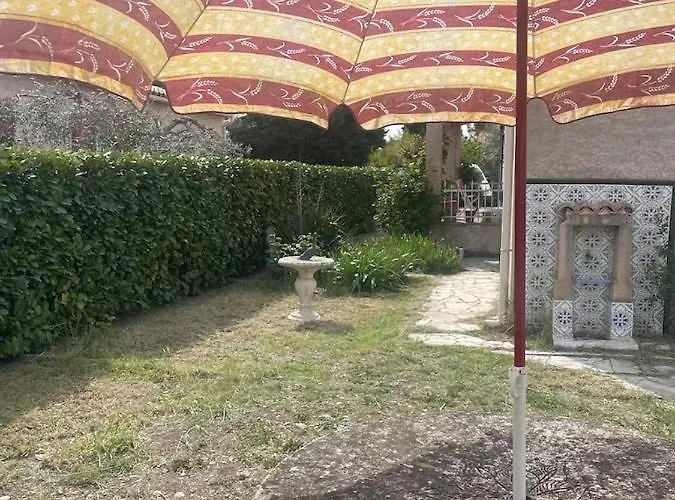 Πανσιόν Confortable De Entre Nimes, Le Pont Du Gard, Uzes, Arles, Avignon 4*