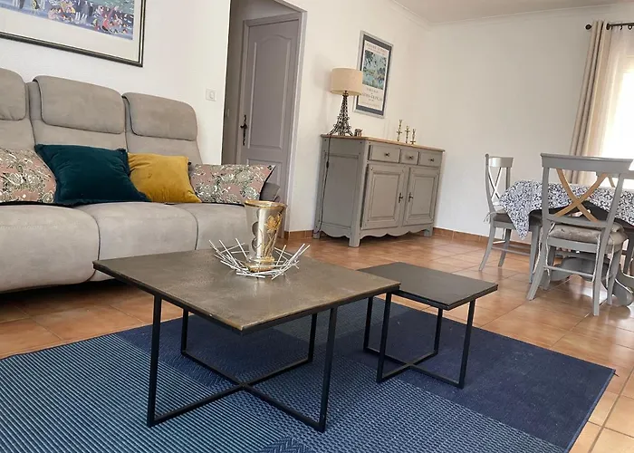 Πανσιόν Confortable De Entre Nimes, Le Pont Du Gard, Uzes, Arles, Avignon 4*